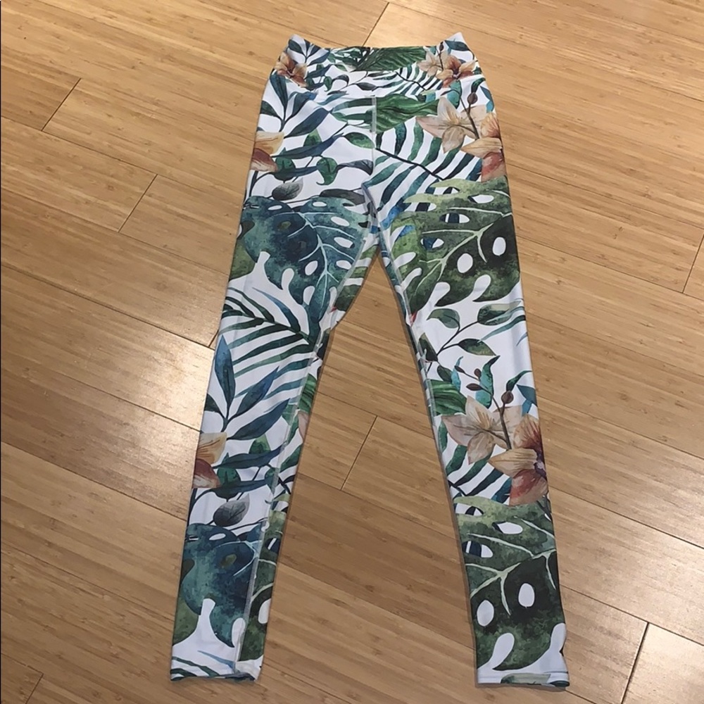 Extremely soft floral leggings. Size M.